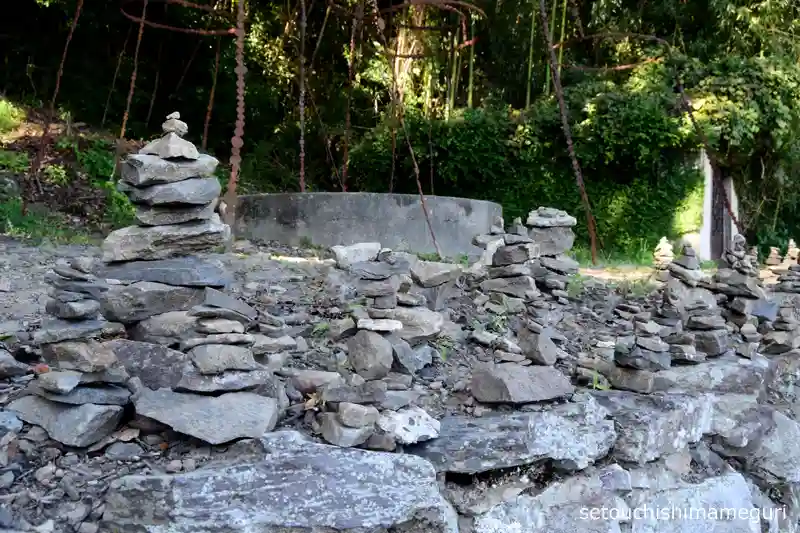 豊島、【空の粒子/唐櫃】のところにあった石積み
