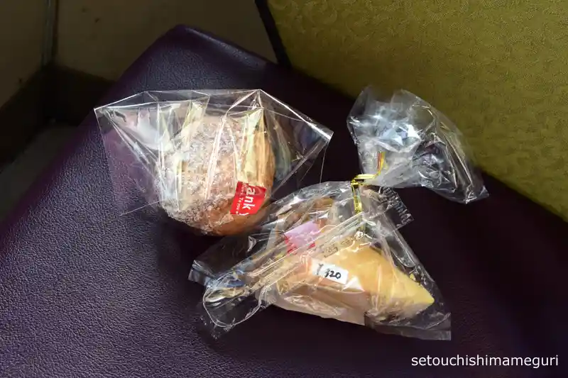 豊島マルシェで買ったシュークリームとチーズケーキ