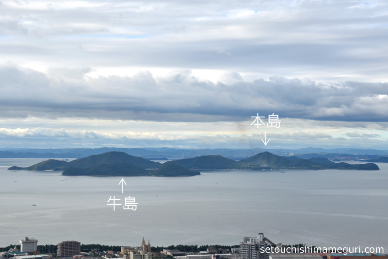 青の山から望む本島