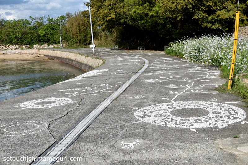 犬島 【石職人の家跡】と同じ絵柄が道路に描かれている