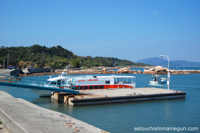 直島～豊島～犬島を結ぶ高速旅客船「サンダーバード」